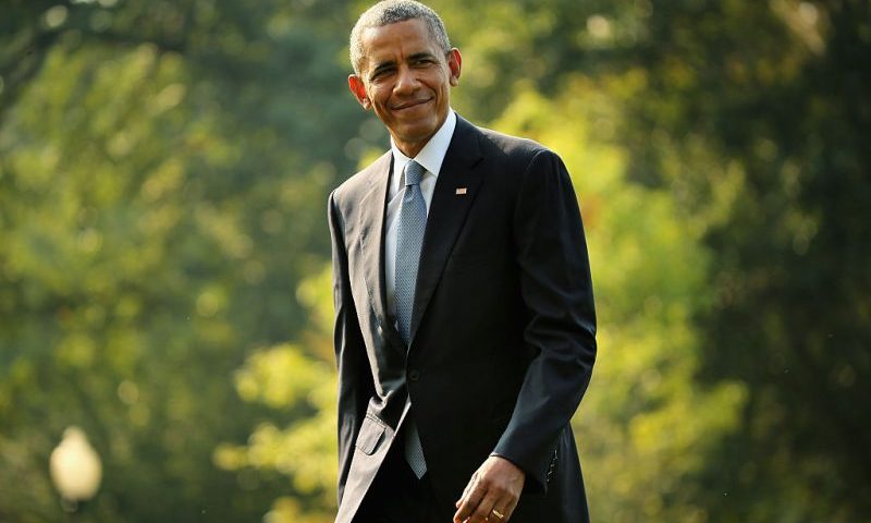 WASHINGTON, DC - SEPTEMBER 03: U.S. President Barack Obama waves to reporters after returning to the White House on board Marine One September 3, 2015 in Washington, DC. Obama spent three days in Alaska this week where he became the first sitting president to go to the Arctic Circle. (Photo by Chip Somodevilla/Getty Images)