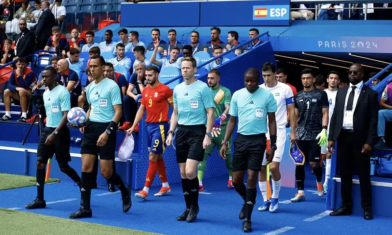 Teams and match officials walk out before the start of the match REUTERS/Piroschka Van De Wouw