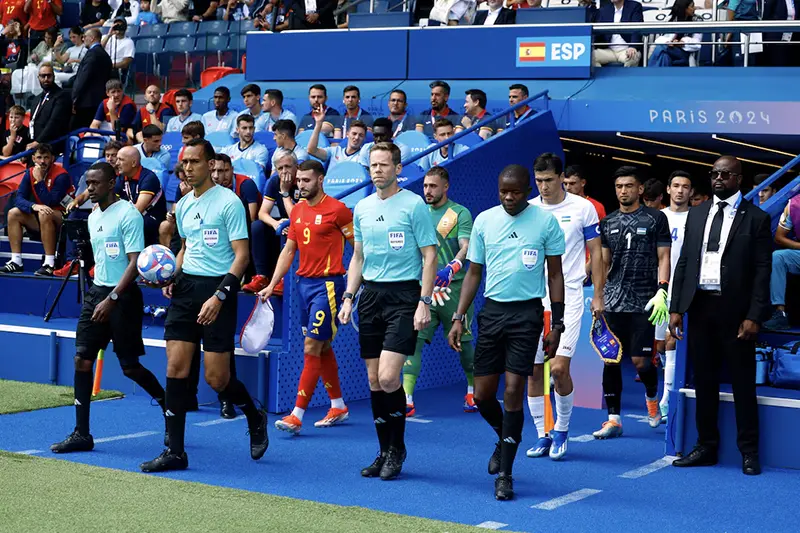 Teams and match officials walk out before the start of the match REUTERS/Piroschka Van De Wouw