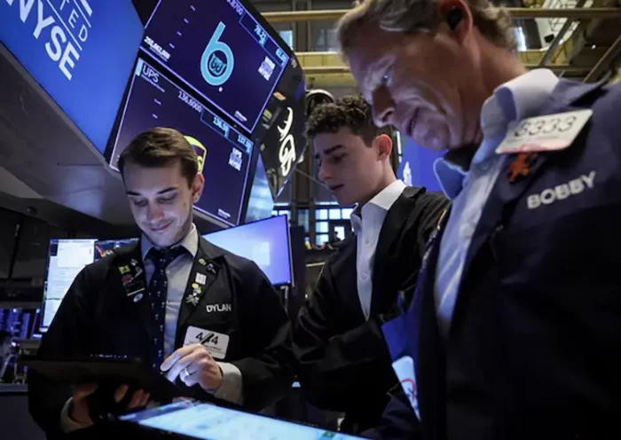 Traders work on the floor at the New York Stock Exchange (NYSE) in New York City, U.S., June 24, 2024. REUTERS/Brendan McDermid/File Photo