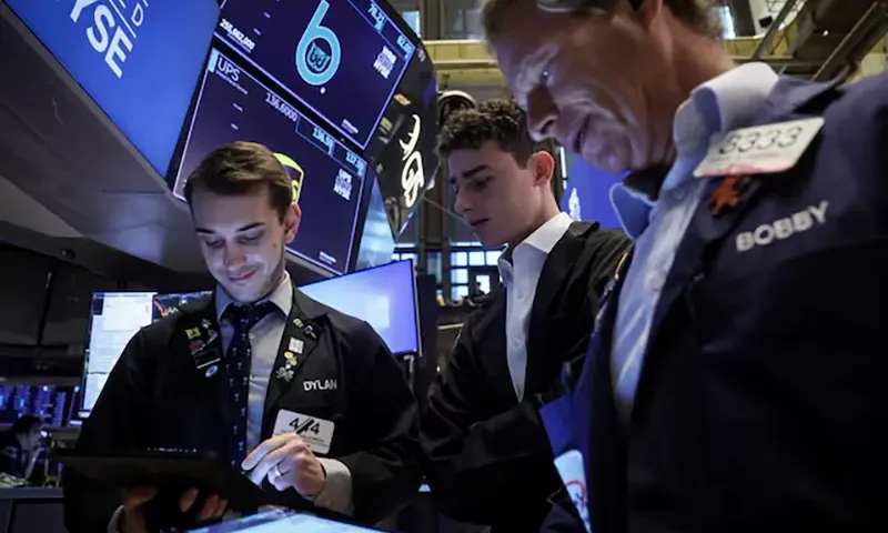 Traders work on the floor at the New York Stock Exchange (NYSE) in New York City, U.S., June 24, 2024. REUTERS/Brendan McDermid/File Photo