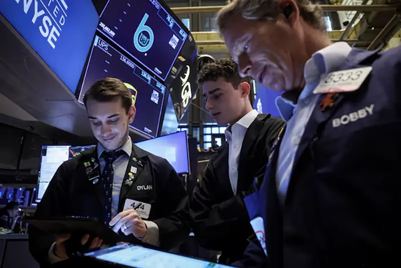 Traders work on the floor at the New York Stock Exchange (NYSE) in New York City, U.S., June 24, 2024. REUTERS/Brendan McDermid/File Photo