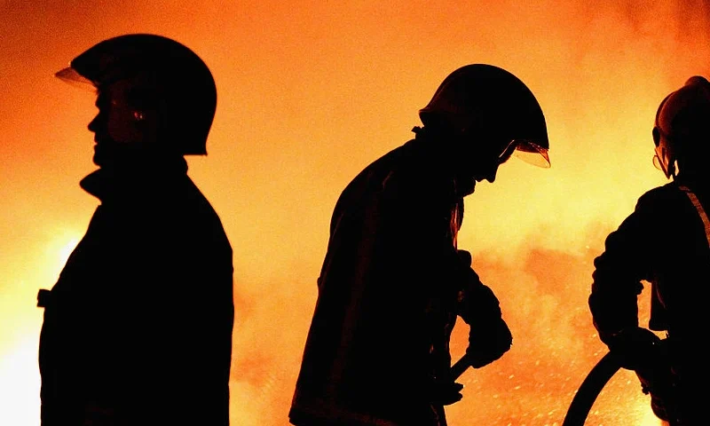 GLASGOW, SCOTLAND - NOVEMBER 05: Fire crews attend an incident in Calton area of Glasgow on November 5, 2010 in Glasgow, Scotland. Brigades across the country faced their busiest night of the year, with bonfire night falling on a Friday the commonest call out was for unattended or out of control fires. (Photo by Jeff J Mitchell/Getty Images)