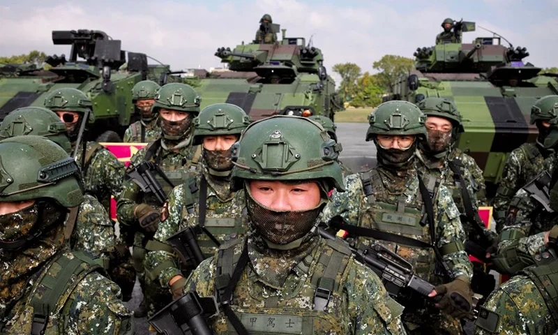 TOPSHOT - Taiwanese soldiers take part in a demonstration showing their combat skills during a visit by Taiwan's President Tsai Ing-wen at a military base in Chiayi on January 6, 2023. (Photo by Sam Yeh / AFP) (Photo by SAM YEH/AFP via Getty Images)