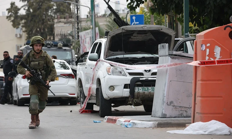 An Israeli soldier stands guard next to a pickup truck mounted with machine gun in the southern city of Sderot on October 7, 2023, after the Palestinian militant group Hamas launched a large-scale surprise attack on Israel. At least 40 people have been killed in Israel during fighting with Palestinian militants on October 7, the Magen David Adom emergency medical services said in a statement. (Photo by Oren ZIV / AFP) (Photo by OREN ZIV/AFP via Getty Images)