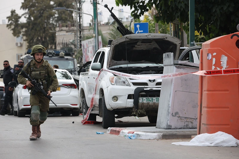 An Israeli soldier stands guard next to a pickup truck mounted with machine gun in the southern city of Sderot on October 7, 2023, after the Palestinian militant group Hamas launched a large-scale surprise attack on Israel. At least 40 people have been killed in Israel during fighting with Palestinian militants on October 7, the Magen David Adom emergency medical services said in a statement. (Photo by Oren ZIV / AFP) (Photo by OREN ZIV/AFP via Getty Images)