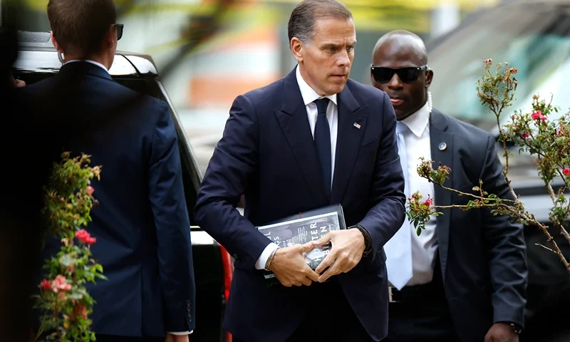 WILMINGTON, DELAWARE - JUNE 06: Hunter Biden, son of U.S. President Joe Biden, arrives to the J. Caleb Boggs Federal Building on June 06, 2024 in Wilmington, Delaware. The trial for Hunter Biden's felony gun charges continues today with additional witnesses. (Photo by Kevin Dietsch/Getty Images)