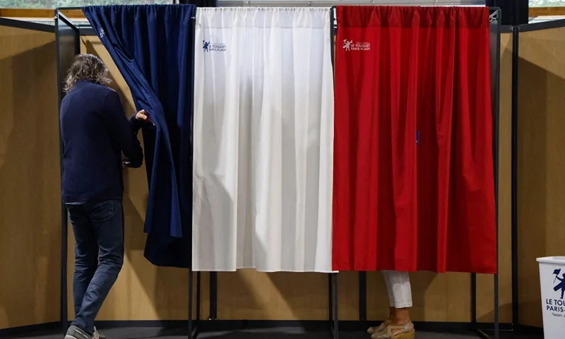 TOPSHOT - A man enters a polling booth to vote in the second round of France's legislative election at a polling station in Le Touquet, northern France on July 7, 2024. (Photo by Ludovic MARIN / AFP) (Photo by LUDOVIC MARIN/AFP via Getty Images)