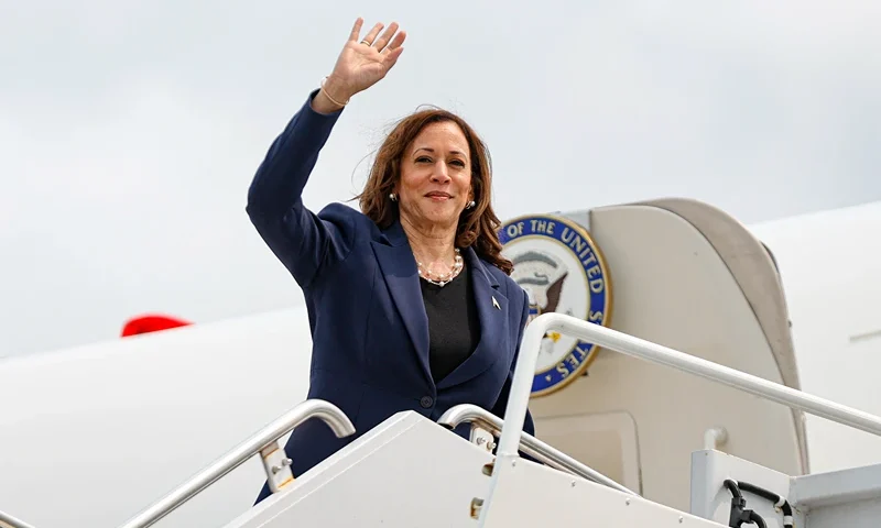 US-VOTE-POLITICS-HARRIS US Vice President and Democratic Presidential candidate Kamala Harris waves as she boards Air Force Two for departure from Milwaukee Mitchell International Airport on July 23, 2024 in Milwaukee, Wisconsin. Harris is in Wisconsin to start her presidential campaign after effectively clinching the Democratic presidential nomination. (Photo by KAMIL KRZACZYNSKI / AFP) (Photo by KAMIL KRZACZYNSKI/AFP via Getty Images)