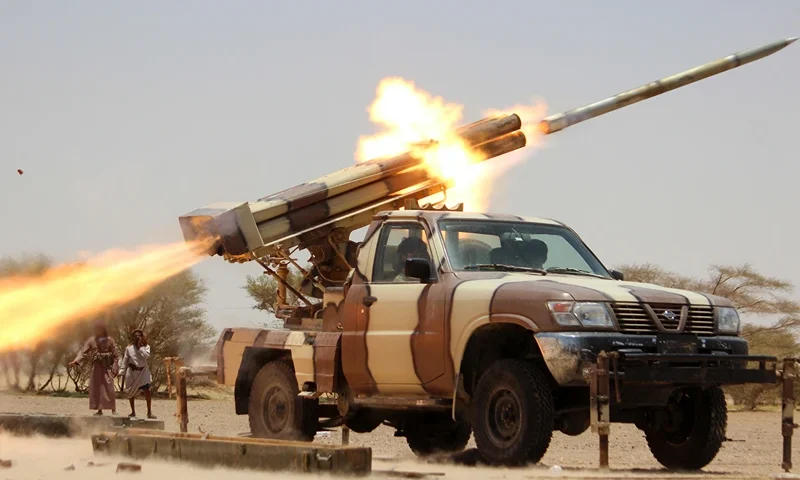 TOPSHOT - Members of the tribes and popular committees, loyal to Yemen's Saudi-back fugitive President Abderabbo Mansour Hadi, launch rockets against positions of the Huthi rebels on May 14, 2015 in the Marib province, east of the capital Sanaa. With the humanitarian pause running from May 12, residents said calm prevailed across most of the country except in three cities -- Taez, Daleh and oil-rich Marib -- where there were reports of intermittent exchanges of fire between rebel and pro-Hadi forces. AFP PHOTO / STR (Photo by AFP) (Photo by -/AFP via Getty Images)