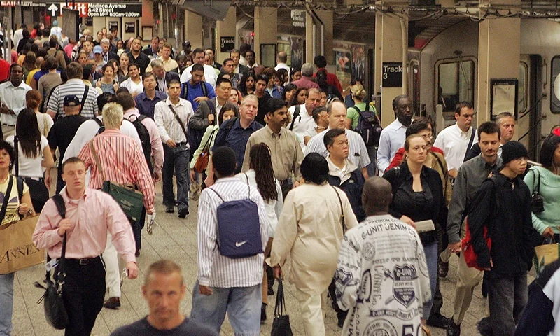 NEW YORK - OCTOBER 7: Commuters pass through the Grand Central subway station October 7, 2005 in New York City. Most New Yorkers seem unfazed by the threat to the subways. The city has mobilized hundreds of officers to subway stations in response to a "credible threat" to the subway system. (Photo by Mario Tama/Getty Images)