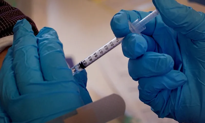 A pharmacist gives a COVID-19 vaccine booster shot during an event hosted by the Chicago Department of Public Health at the Southwest Senior Center on September 09, 2022 in Chicago, Illinois. The recently authorized booster vaccine protects against the original SARS-CoV-2 virus and the more recent omicron variants, BA.4 and BA.5. (Photo by Scott Olson/Getty Images)