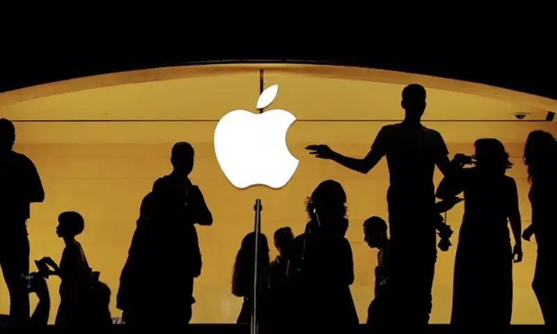 Customers walk past an Apple logo inside of an Apple store at Grand Central Station in New York, U.S., August 1, 2018. REUTERS/Lucas Jackson/File Photo