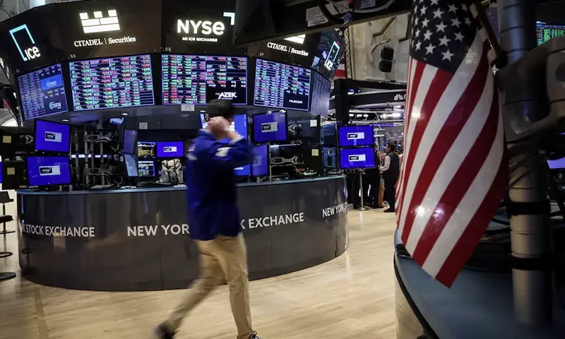 Traders work on the floor at the New York Stock Exchange (NYSE) in New York City, U.S., July 3, 2024. REUTERS/Brendan McDermid/File Photo