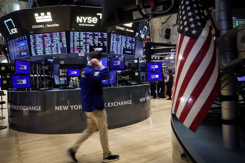 Traders work on the floor at the New York Stock Exchange (NYSE) in New York City, U.S., July 3, 2024. REUTERS/Brendan McDermid/File Photo