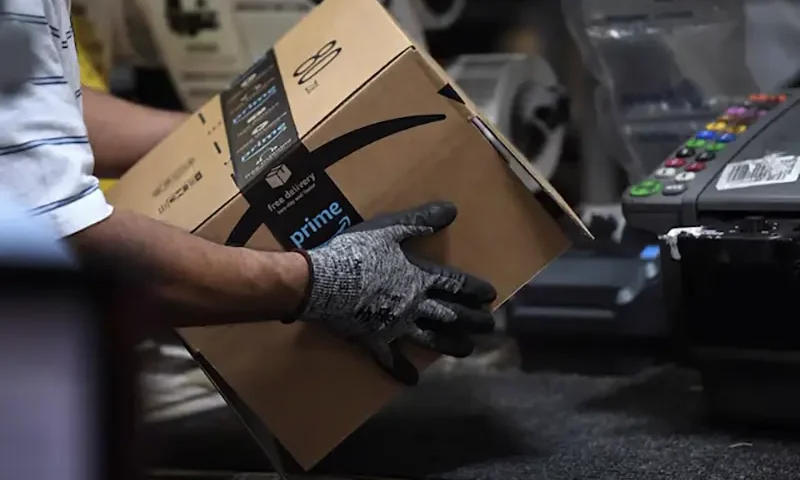 A worker assembles a box for delivery at the Amazon fulfillment center in Baltimore, Maryland, U.S., April 30, 2019. REUTERS/Clodagh Kilcoyne/File Photo