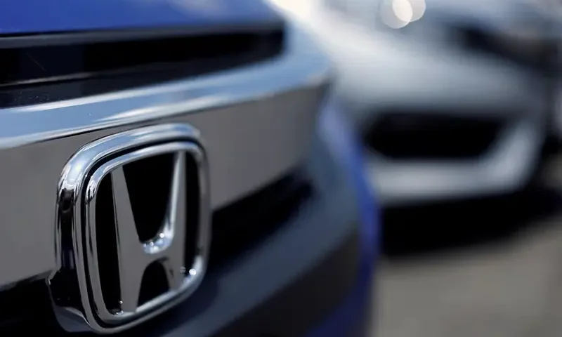 The Honda logo is seen on a new Civic model on a dealer's lot in Silver Spring, Maryland, U.S. June 1, 2016. REUTERS/Gary Cameron/File Photo